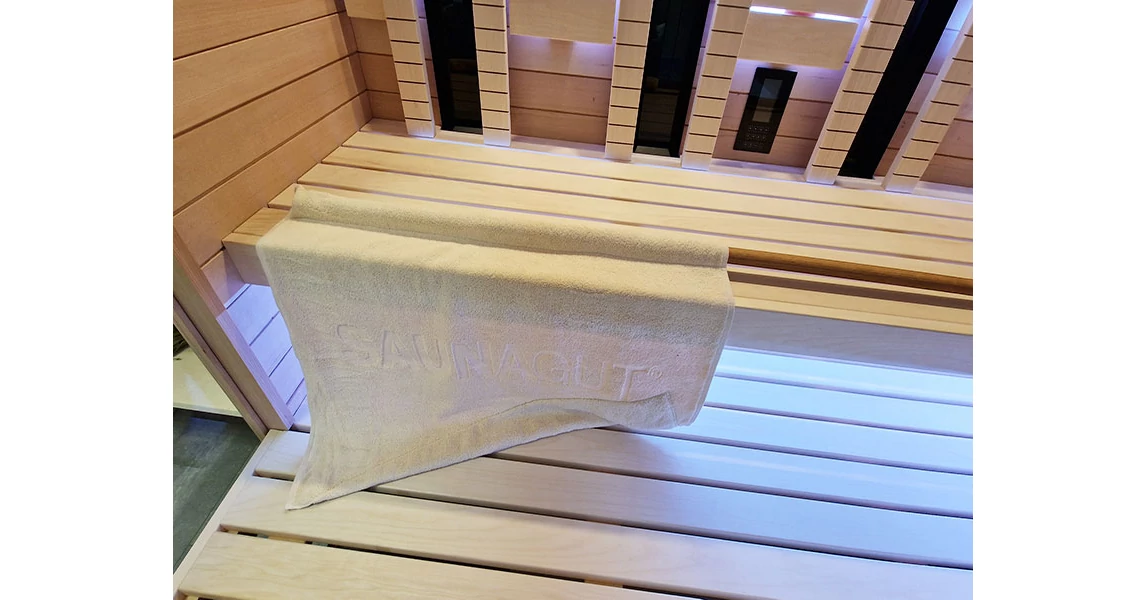 Mushuk yuzi jum suratda qoplangan Porno sanoatidagi eng katta xorozlar