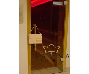 Tafel mit „Sauna-Aufguss, bitte warten!” Anschrift