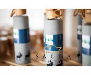 Glasflasche mit einem Rentiermotiv aus der Urheimat des Saunabadens, Finnland