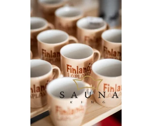 Becher mit Rentiermotiv aus Finnland, der Heimat des Saunabadens
