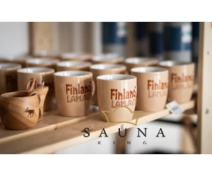 Becher mit Rentiermotiv aus Finnland, der Heimat des Saunabadens